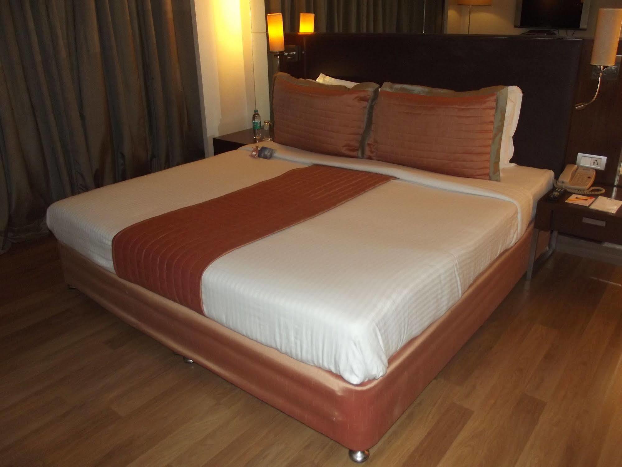 St Laurn Koregaon Park Pune Exterior foto